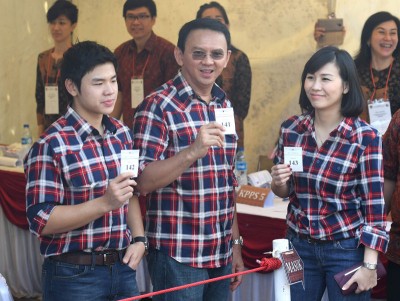 雅加达省华裔首长锺万学寻求连任，一家人周三穿着招牌红格衬衫投下神圣一票。（法新社照片）