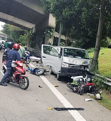 車禍後，摩托車被撞到東歪西倒，其中一輛還卡在貨車車底下，現場一片狼藉。