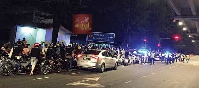 警方通宵在檢舉飆車黨。