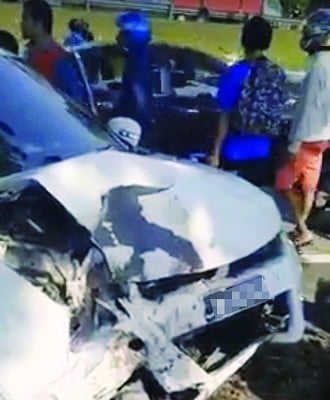 雨燕轎車車頭損毀。（取自網絡視頻截圖）