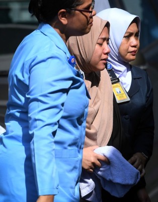 一夜間痛失愛兒的法拉周三上午到吉隆坡中央醫院認領遺體。