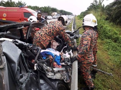 拖格羅裡和轎車發生猛力碰撞，轎車如同廢鐵，死者夾斃車內。