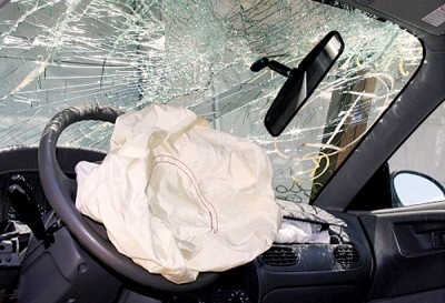 安全气囊瑕疵可能导致车内飞散金属碎片造成驾驶与乘客受伤。 