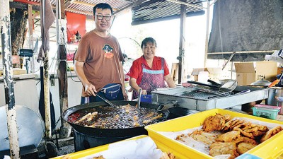 小简与岳母陈女士坚持天天营业，为饕客们制作最新鲜的美味炸物。