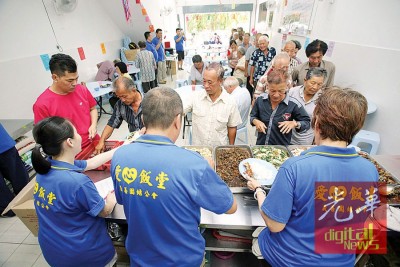 受惠者耐心排队拿饭，吃不饱还能添加，饭堂只要求不可浪费及不能打包。