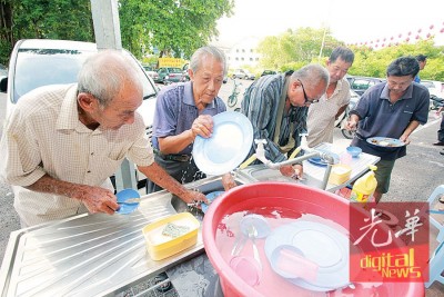 由于义工有限，用完餐的年长者会排队有秩序地洗涤碗盘。 