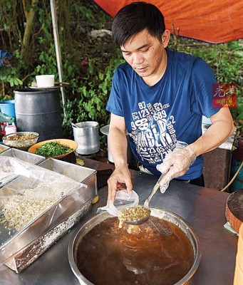 从母亲时代已开始卖咸粥，来到第二代接手的黄鸿武，已长达近60年。