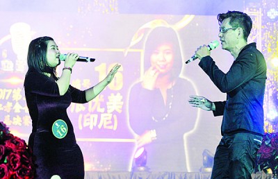 张优美（左）与林清泉（右）合唱《仁与孝》歌曲，以高分胜出，击败其他5名参赛者。