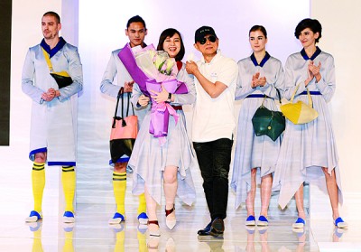 扬名海外的大马鞋王周仰杰，亦现身支持台湾设计师何佳潓，展现深厚的师徒情。