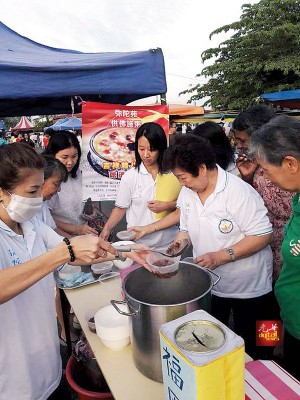 弥陀苑义工在农历十二月初八日向民众施“腊八粥”。