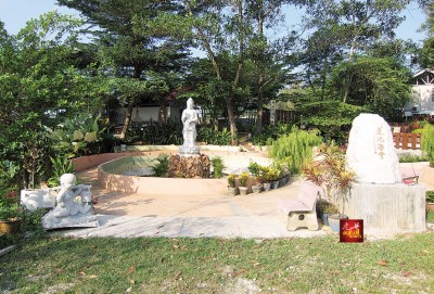 莲池海会莲花池，以观世音菩萨为主圣象，景色怡人。