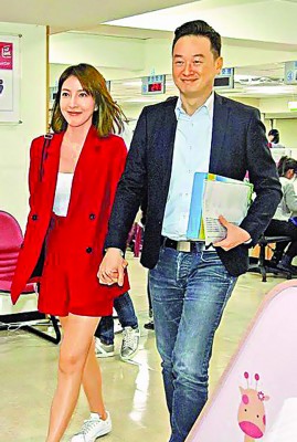 杨谨华和Ben携手到内湖户政事务所登记结婚。