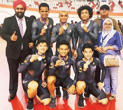 前世界冠军阿兹祖(后排中)与队友赢得亚锦赛男团冲刺铜牌后，与教练团及青年队友合影。